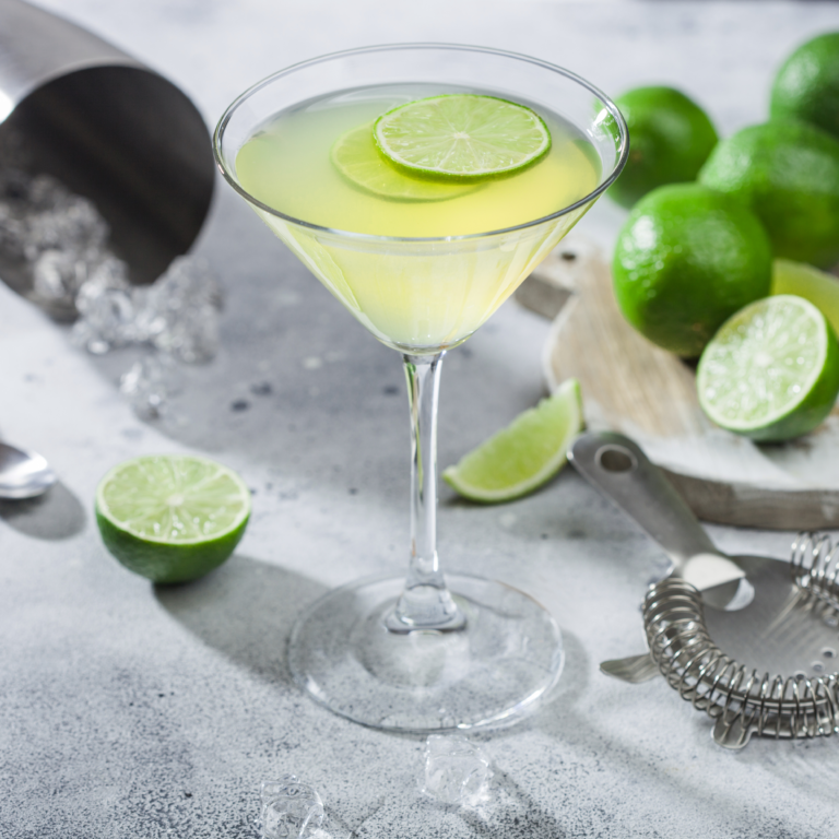 Image d'un coktail Gimlet illustrant comment facilement faire des coktails maison