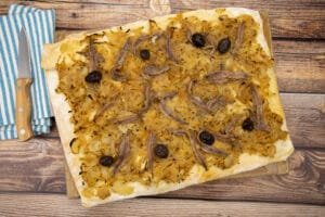 Tarte pissaladière nicoise traditionnelle fraîchement sortie du four