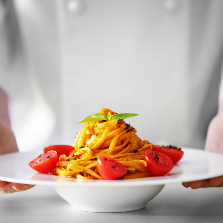 Plat de pates à la tomates et au basilic pour illutrer les recettes faciles et rapides