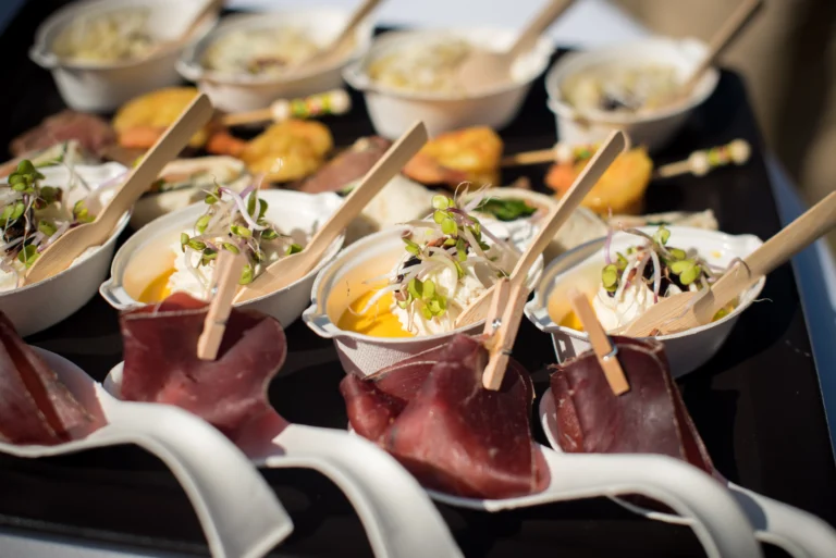 Assortiment d’amuse-bouches salés, bouchées apéritives variées sur plateau, présentation élégante