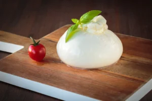 Burrata crémeuse avec tomates et basilic – Informations nutritionnelles et bienfaits