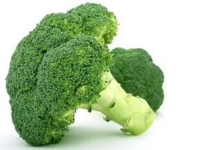 Brocoli frais entier et prêt à être préparé puis cuit à la vapeur, au four, en soupe ou sauté, accompagné d'ingrédients sains