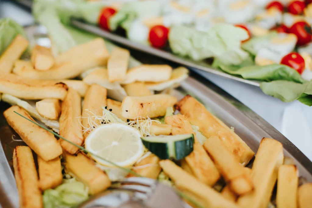 Panisses marseilleses dorées et croustillantes servies en salade