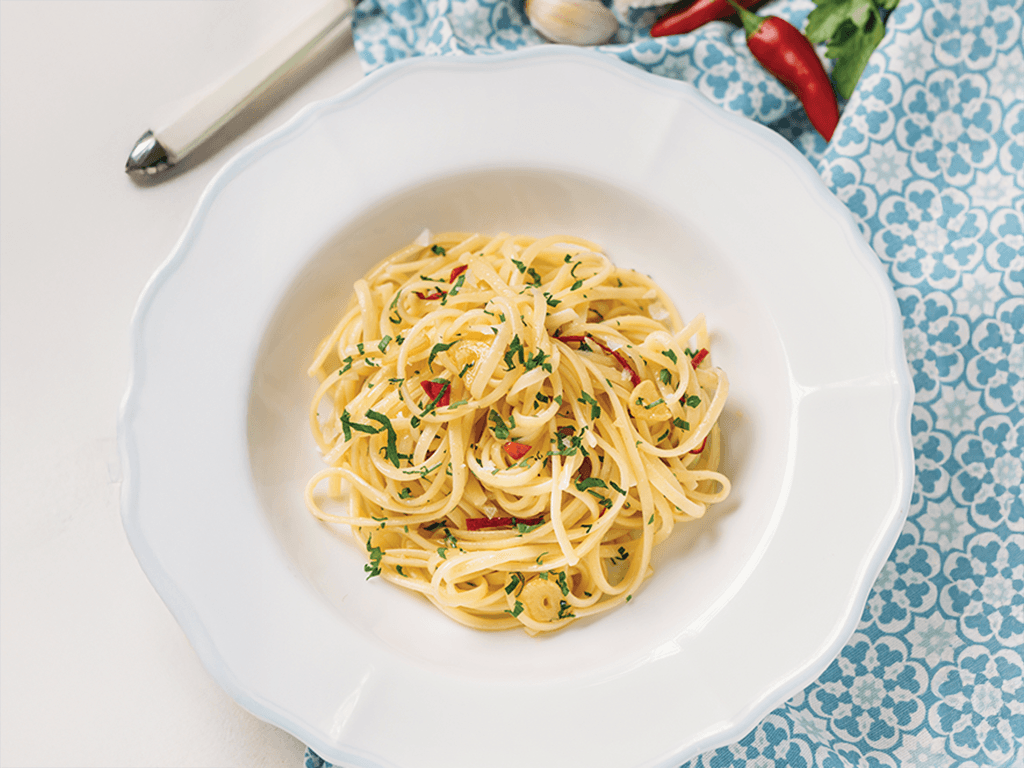 Assiette de spaghettis à l’ail et à l’huile d’olive, garnis de persil et de piment, une recette italienne traditionnelle
