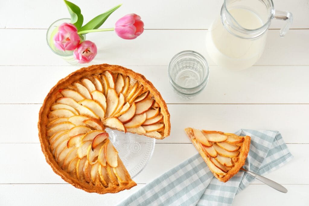 Recette de tarte aux pommes maison avec des pommes dorées et une pâte croustillante, parfaite pour un dessert gourmand.