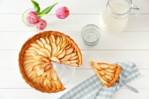 Recette de tarte aux pommes maison avec des pommes dorées et une pâte croustillante, parfaite pour un dessert gourmand.