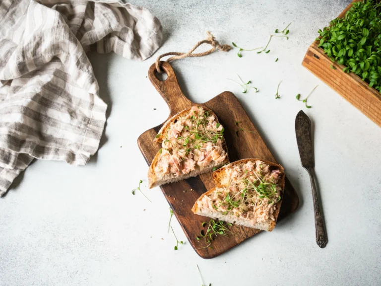 Petits bols de tartinables maison et sauces apéritives, accompagnés de pain grillé et herbes aromatiques