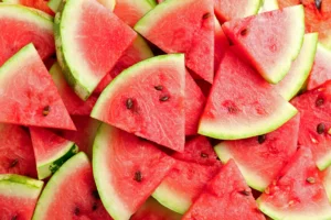 Pastèques coupées pour illustrer les calories, valeurs nutritionnelles et bienfaits pour la santé
