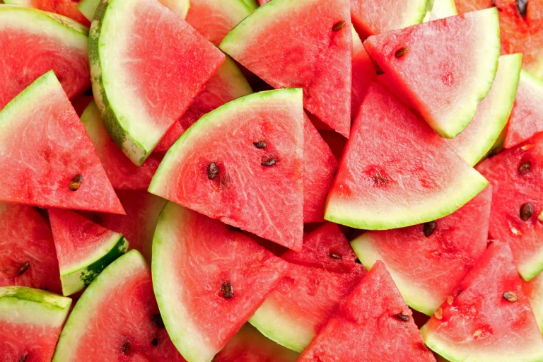 Pastèques coupées pour illustrer les calories, valeurs nutritionnelles et bienfaits pour la santé