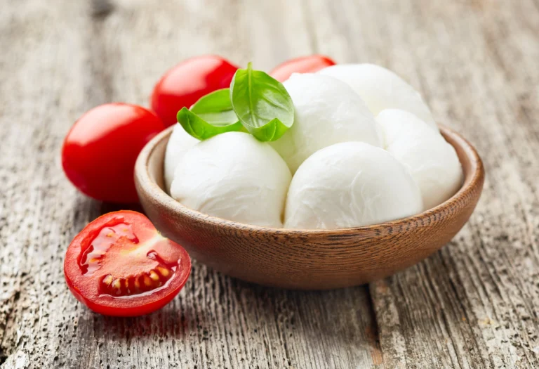 Mozzarella fraîche en gros plan avec des tomates cerises et du basilic – Valeurs nutritionnelles, calories, bienfaits et idées de recettes