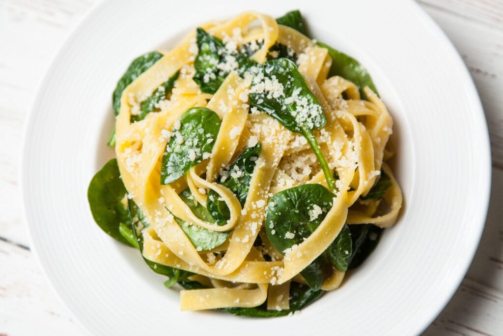 Un plat de pâtes aux épinards et parmesan, léger et savoureux