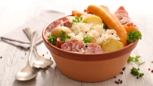Plat de choucroute alsacienne avec choucroute fermentée, saucisses, lard et pommes de terre