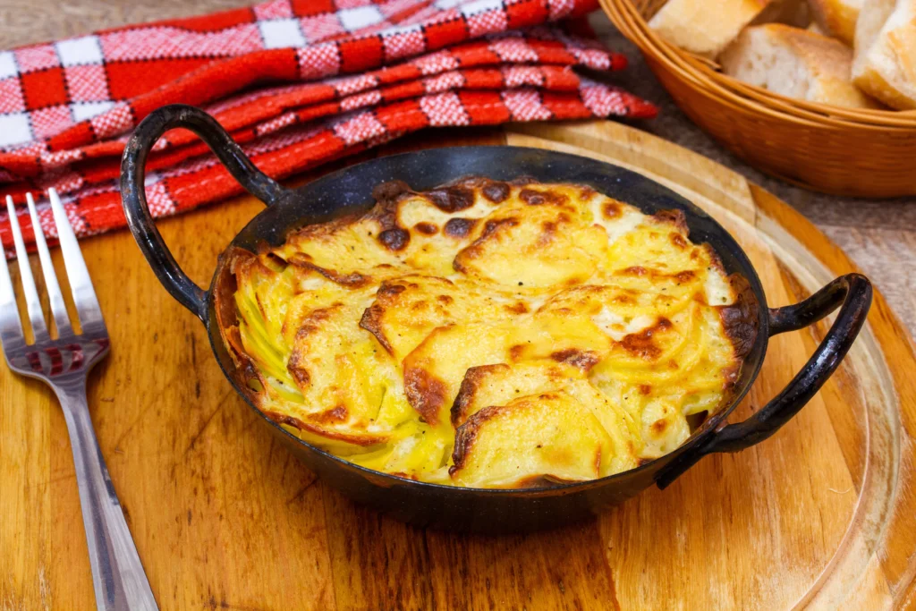 Gratin dauphinois doré au four avec une texture fondante et crémeuse, pour illustrer la recette de ce gratin facile et classique de la cuisine française
