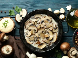 Sauce forestière maison, réalisée à base de champignons de paris, d'échalotte, de crème, de fond de veau et de vin blanc : idéale pour accompagner viandes et plats de pâtes