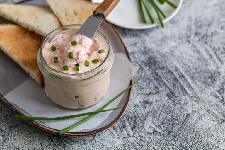 Rillettes de saumon fumé maison servies avec du pain grillé et garnies de ciboulette fraîche