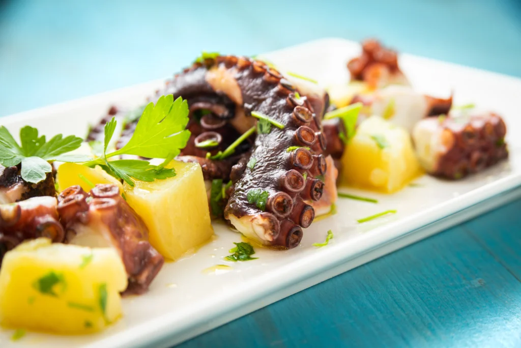 Assiette de salade de poulpe méditerranéenne avec pommes de terre et persil