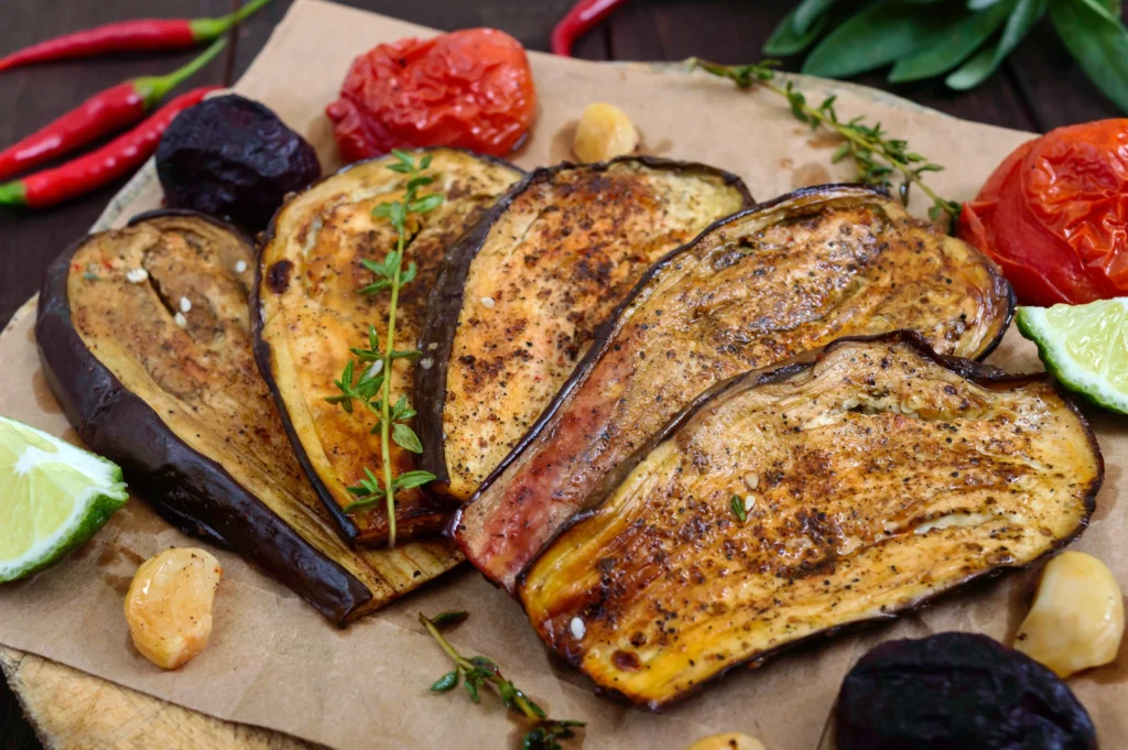 Aubergines grillées au four, dorées et assaisonnées d’huile d’olive et d’herbes