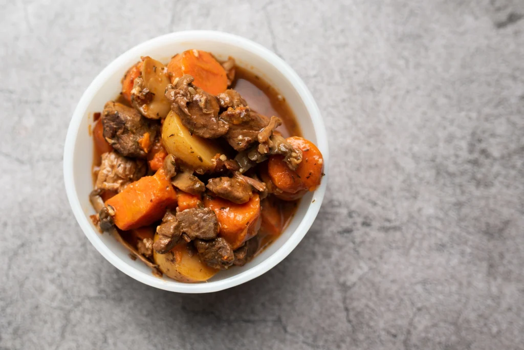 Photo d’un bœuf bourguignon traditionnel avec carottes et pommes de terre mijotées
