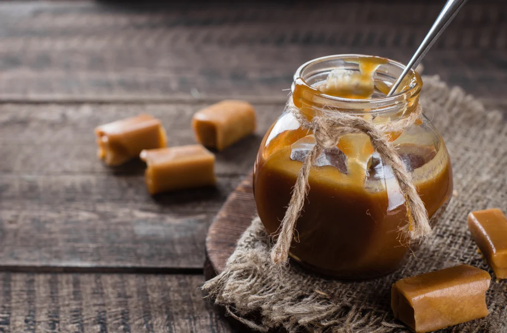 Caramel maison doré et onctueux dans une verrine en verre