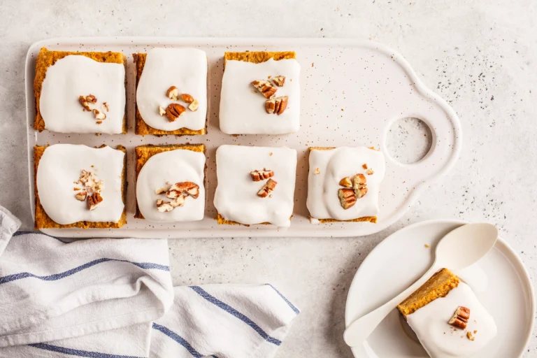 Gâteau moelleux aux carottes vegan, garni de crème à la noix de coco et de noix de pécan grillée