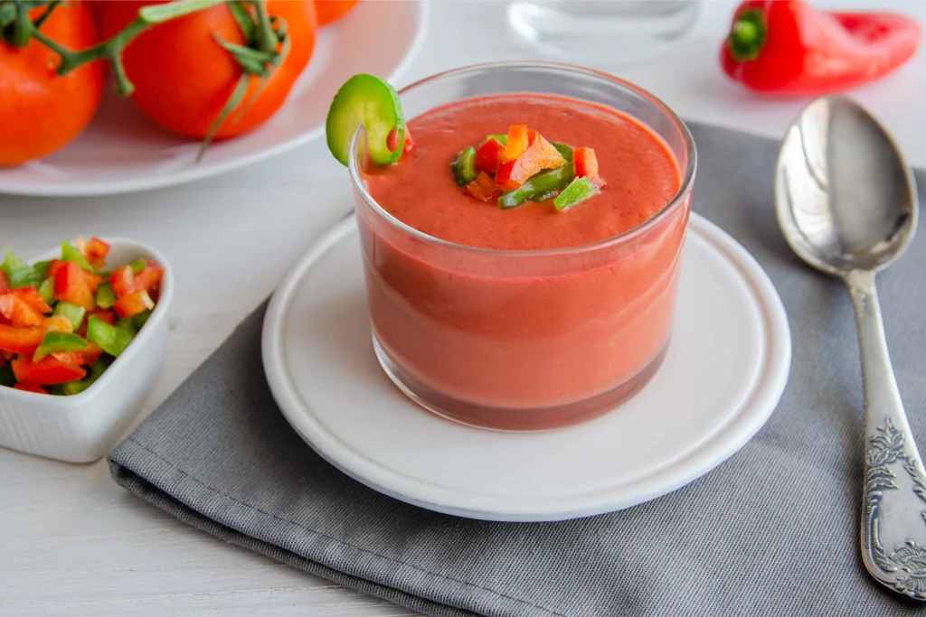 Gaspacho andalou servi frais en verrine avec de la tomate, du concombre et du poivron