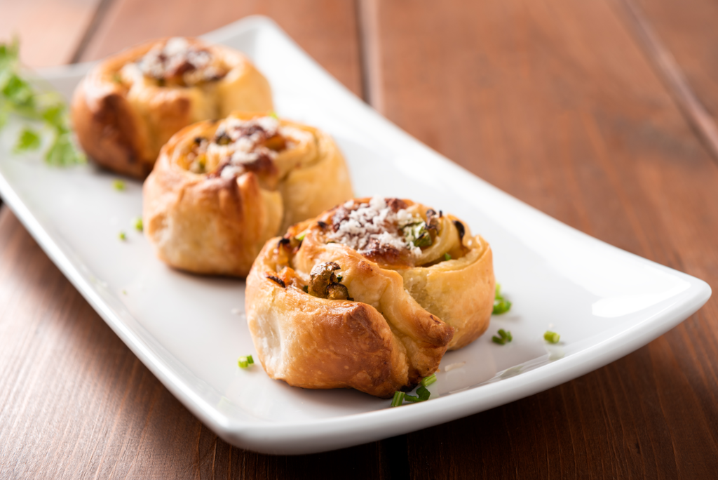 Roulés de pâte feuilletée italiens au guanciale, champignons et fromage pecorino croustillants