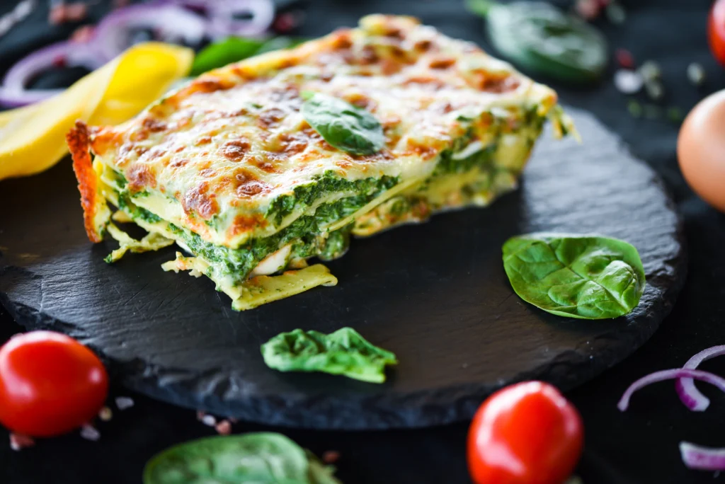 Lasagnes aux épinards ricotta végétariennes, gratinées au four avec du parmesan