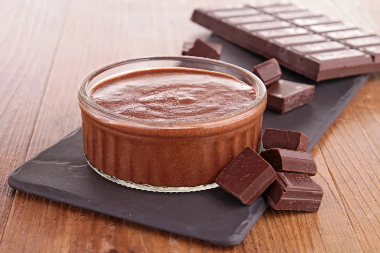 Mousse au chocolat maison onctueuse servie en verrine