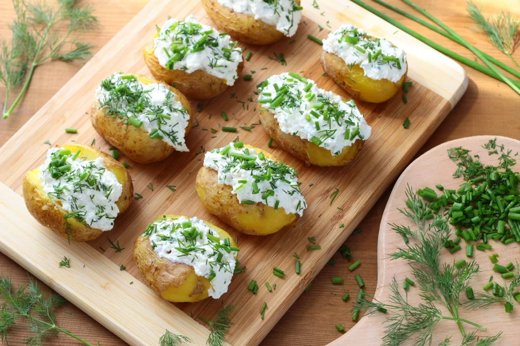 Pommes de terre au four avec fromage blanc et herbes – alternative légère à la crème fraîche dans une recette salée