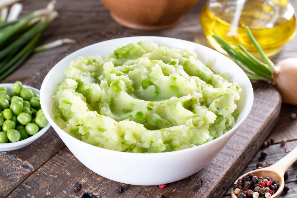 Une assiette de purée de petits pois et pommes de terre, onctueuse et colorée
