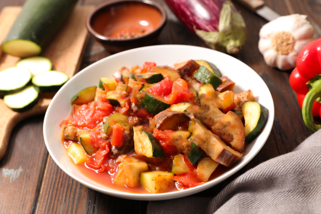 Plat de ratatouille aux légumes méditerranéens, parfait pour un repas sain et gourmand.