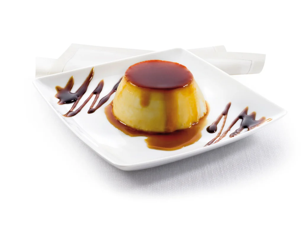 Dessert de crème caramel nappé de caramel liquide sur une assiette blanche