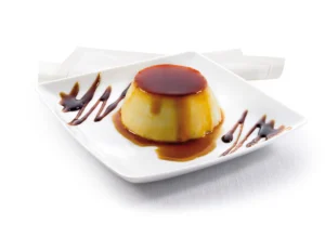 Dessert de crème caramel nappé de caramel liquide sur une assiette blanche