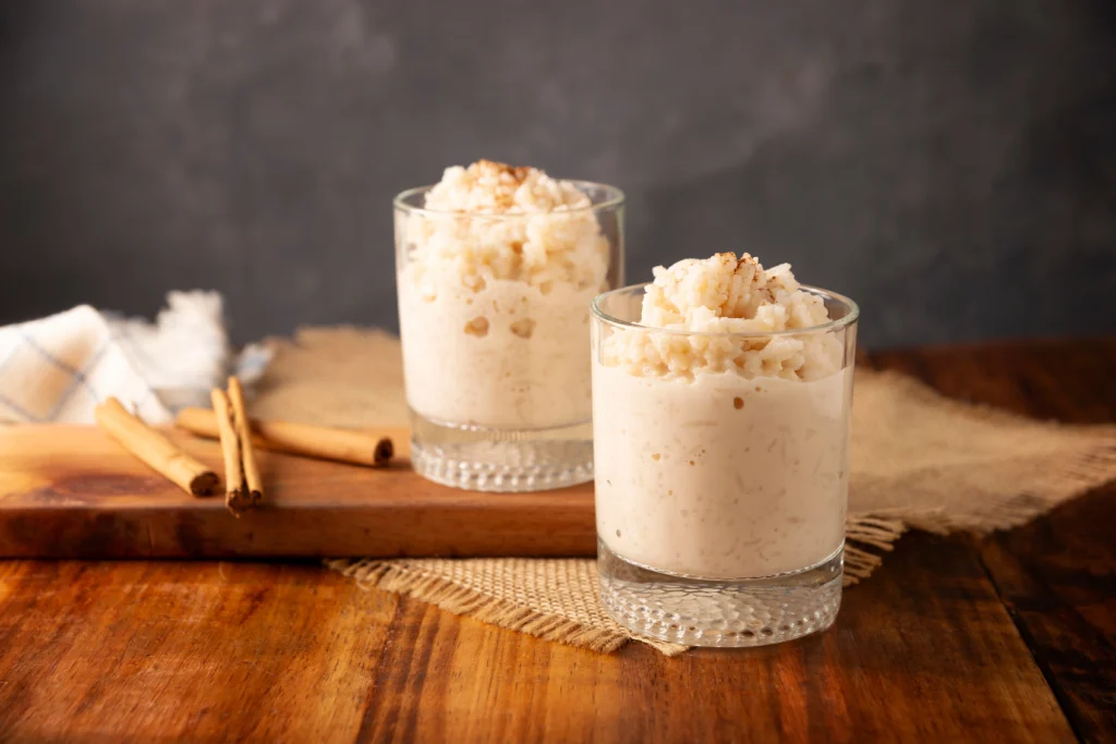 Dessert crémeux de riz au lait blanc en verrines, saupoudré de cannelle
