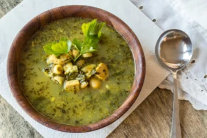 Bol de soupe au pistou avec poulet, haricots blancs et pâtes