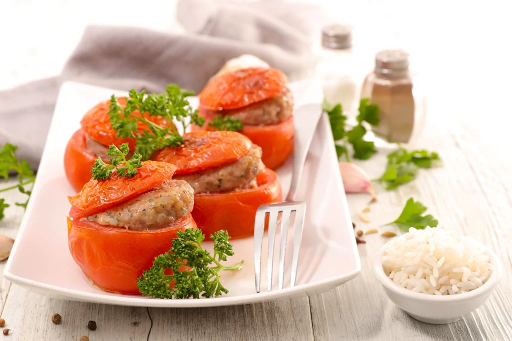 Tomates farcies maison avec du thym et du persil, accompagnées de riz, recette traditionnelle