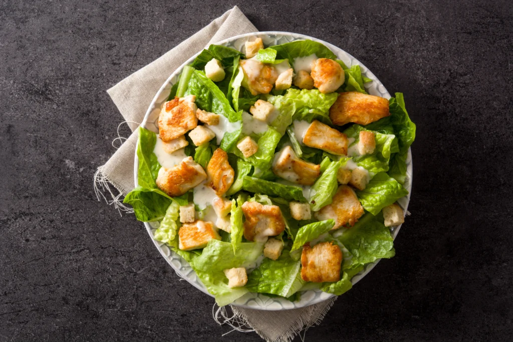 Salade César maison avec poulet, croûtons et sauce césar onctueuse aux anchois