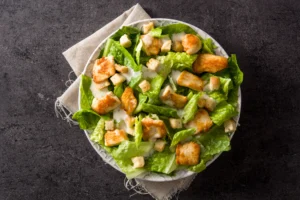 Salade César maison avec poulet, croûtons et sauce césar onctueuse aux anchois