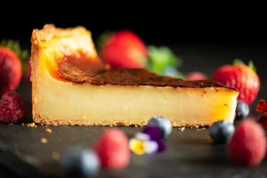 Une Part de flan aux œufs à l’ancienne, cuit au four, avec des fruits rouges