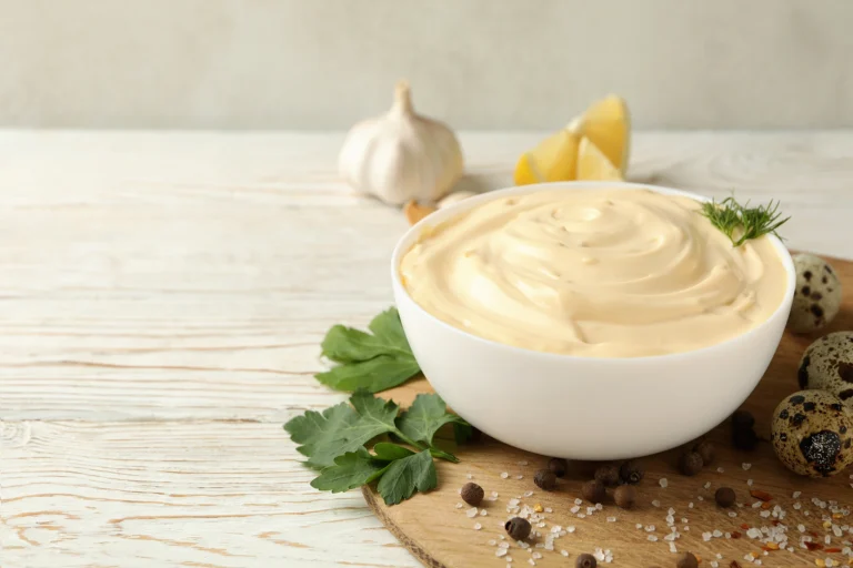 Mayonnaise maison faite à la main, dans un bol