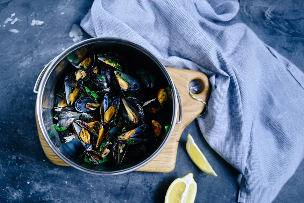 Moules marinières fraîches, cuisinées dans une cocotte façon grand-mère