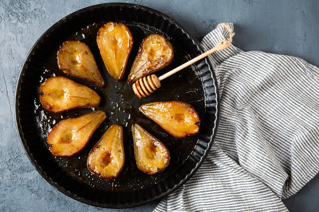 Recette facile de poires au four caramélisées au miel, parfumées aux épices