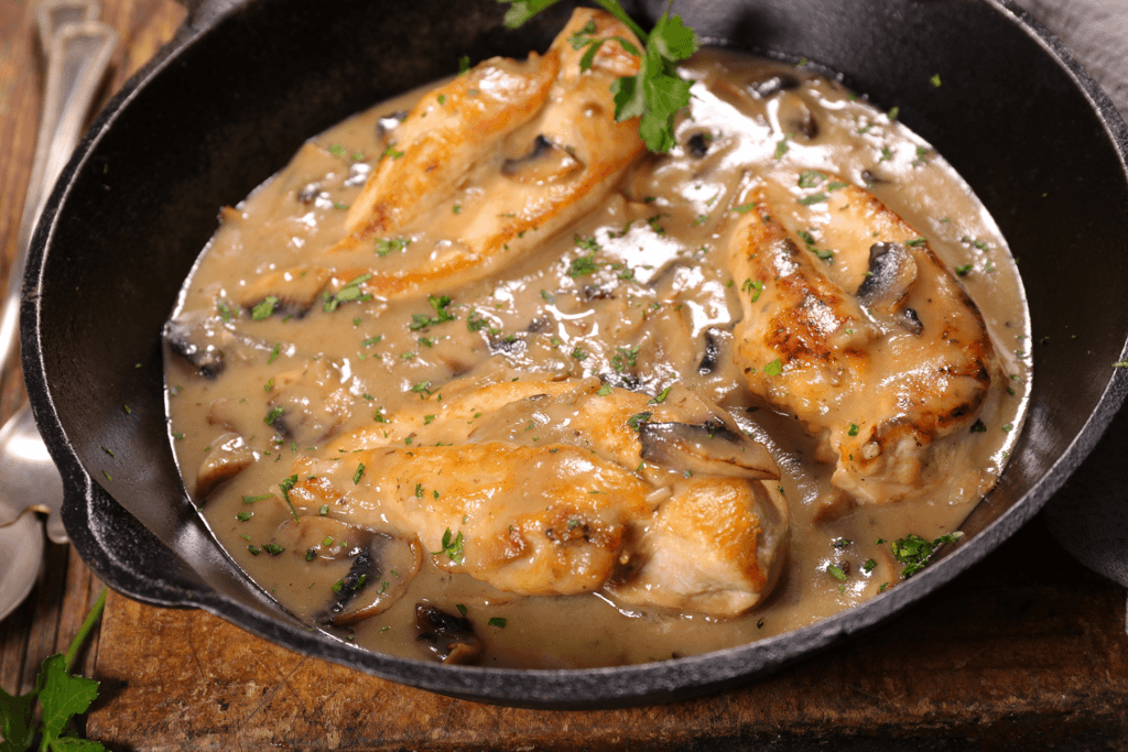 Recette traditionnelle de poulet à la crème façon grand-mère, crémeuse et dorée à souhait