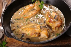 Recette traditionnelle de poulet à la crème façon grand-mère, crémeuse et dorée à souhait