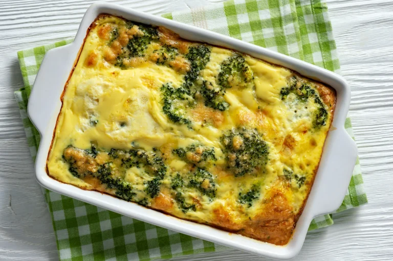 Gratin de brocolis maison avec crème fraîche et fromage râpé, doré au four