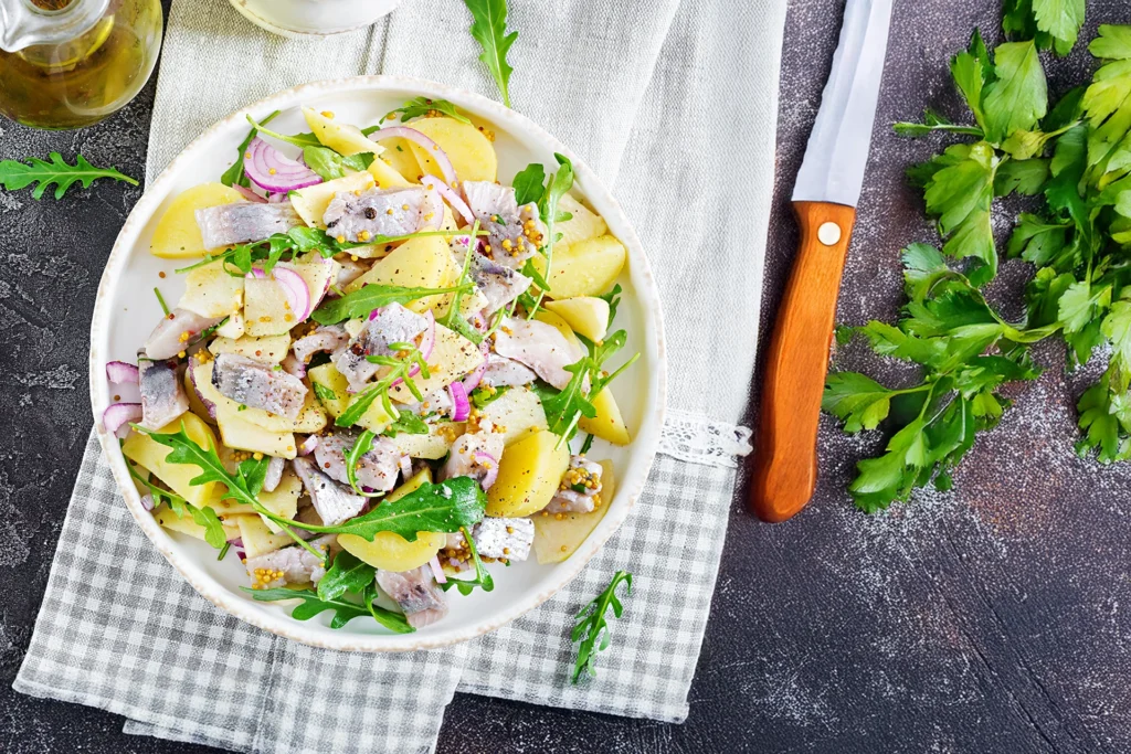 Assiette de salade de hareng, pommes de terre et tobiko au yuzu
