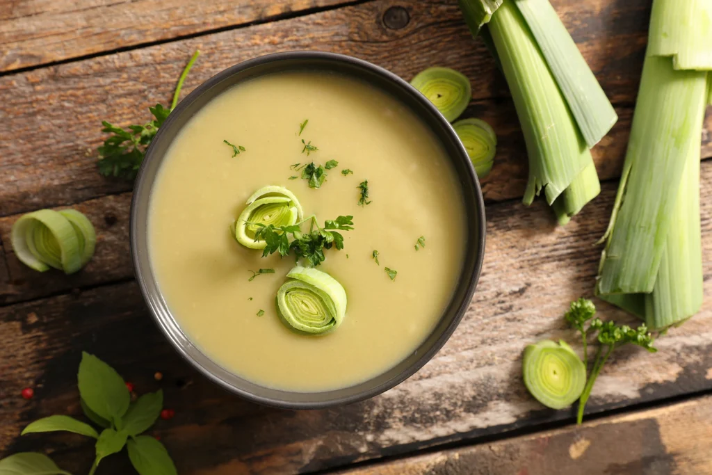 Un bol de soupe de poireaux pomme de terre fait maison