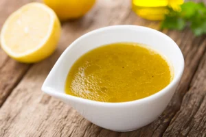 Une vinaigrette fraîche au citron et huile d’olive, dans un petit bol