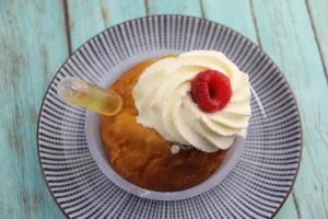 Dessert baba au rhum avec crème chantilly et pipette de rhum