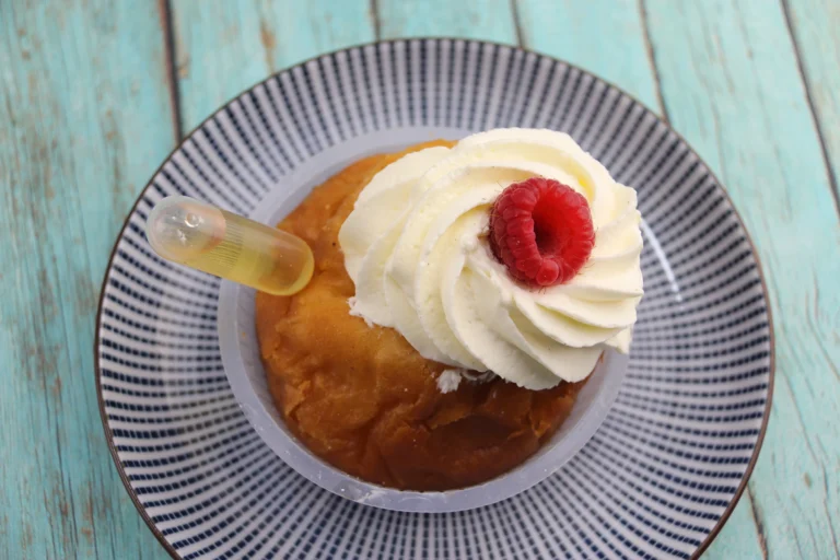 Dessert baba au rhum avec crème chantilly et pipette de rhum